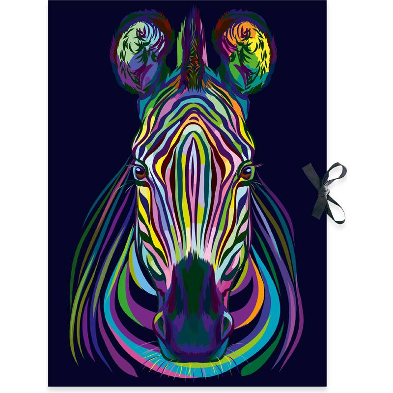 Ein Zebra mit lebendigen mehrfarbigen Streifen vor einem dunklen Hintergrund.