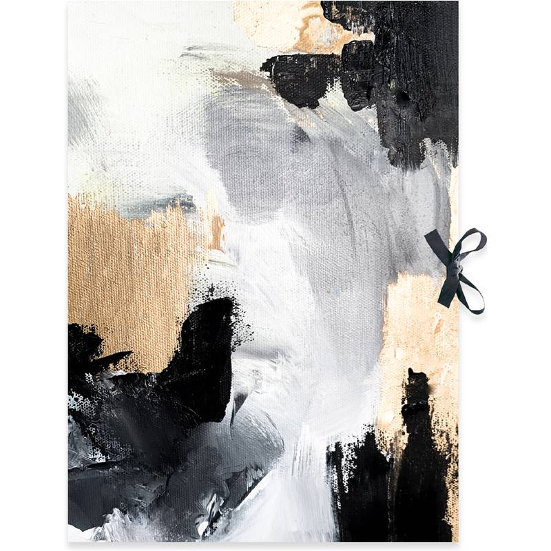 Abstrakte Malerei mit schwarzen, weißen und beigen Pinselstrichen auf Leinwand, mit kühnen Texturen und einem Band, das seitlich gebunden ist.