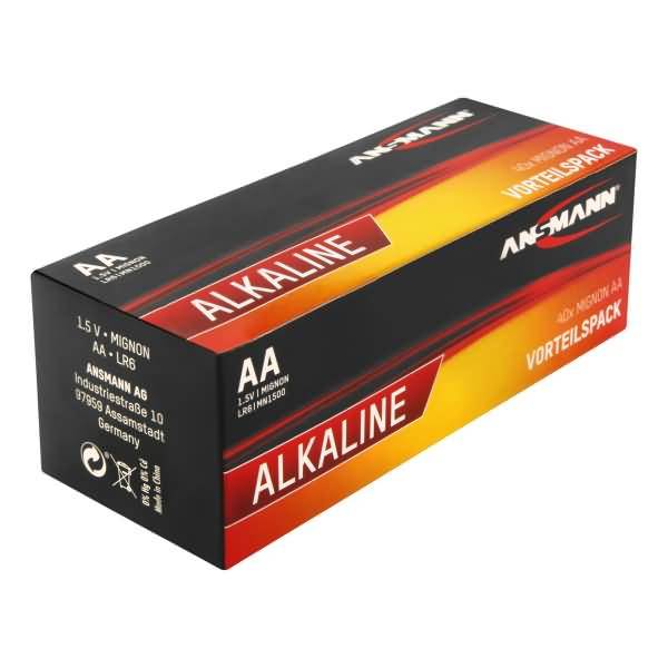 Karton mit Ansmann AA-Alkalibatterien, beschriftet mit 