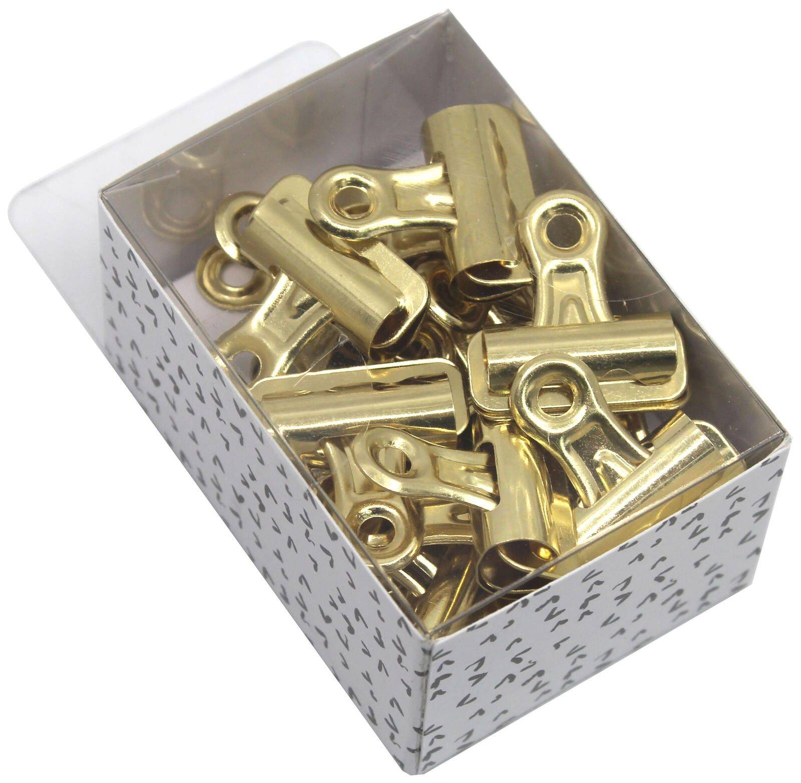 Offene Schachtel mit goldfarbenen Metallbindeklammern auf weißem Hintergrund.