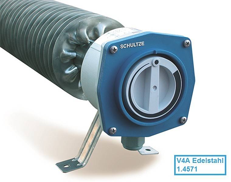 Ein Nahaufnahme-Bild eines metallischen industriellen Ventils mit blauer Abdeckung, auf dem der Markenname 'Schultze' angebracht ist und das an einem gewellten Rohr befestigt ist.