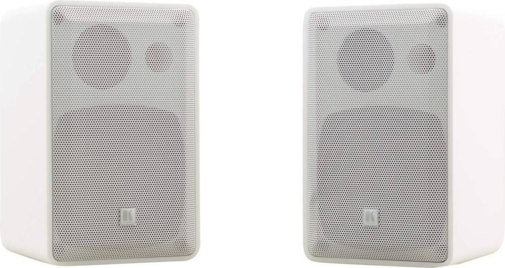 Zwei weiße rechteckige Lautsprecher mit Meshfronten, nebeneinander vor einem einfarbigen Hintergrund platziert.