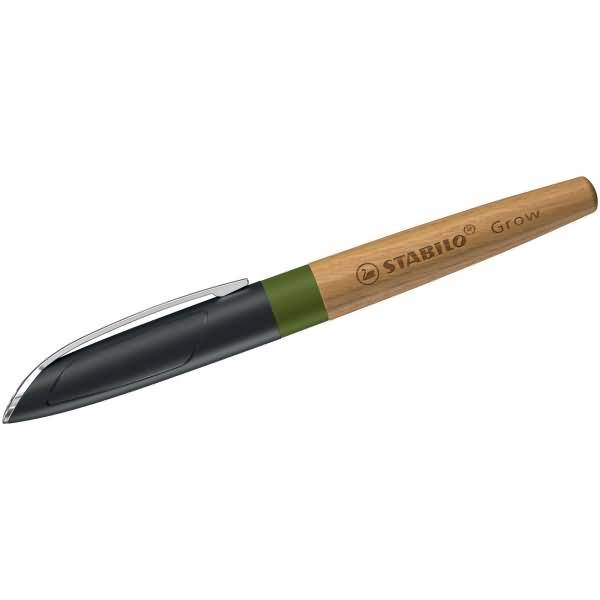 Ein STABILO Grow Stift mit einem Holzschaft, grünem Griffbereich und schwarzer Kappe auf weißem Hintergrund.
