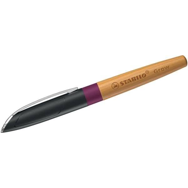 Ein STABILO Grow Stift mit Holzschaft, schwarzem Griff und silbernem Clip auf weißem Hintergrund.