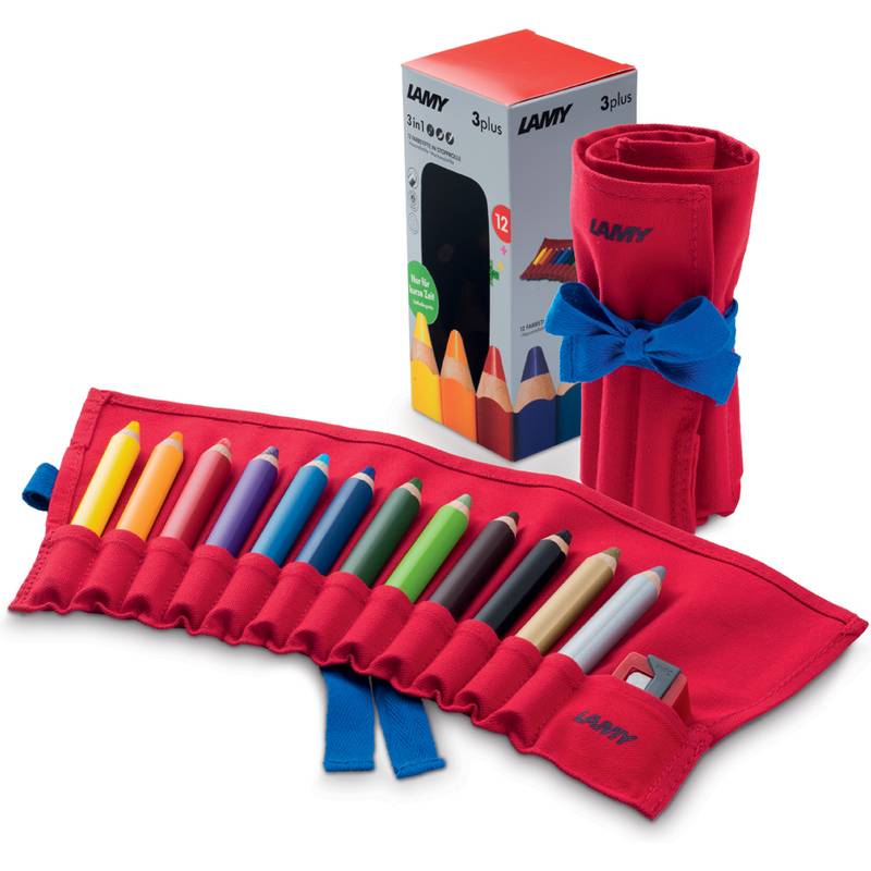 Rotes Federmäppchen-Set mit 12 bunten Stiften in einem Wickelhalter und LAMY 3plus Box im Hintergrund.