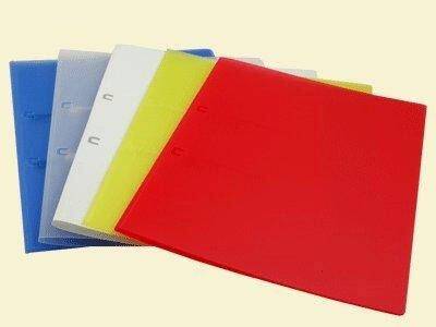 Ein Stapel farbenfroher Mappen mit Umschlägen in Rot, Gelb, Blau und Weiß, nebeneinander auf einem schlichten Hintergrund angeordnet.