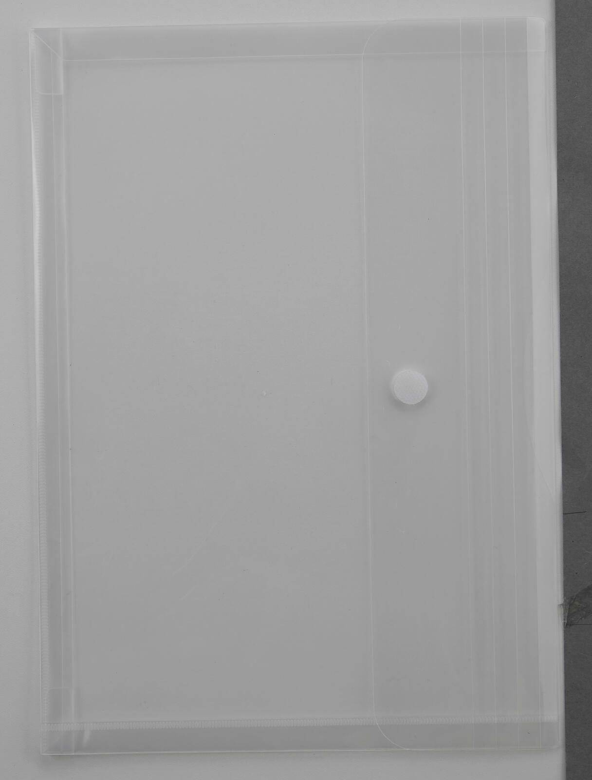Geschlossene Glastür für die Dusche mit Mattglasfinish und rundem Griff, frontal fotografiert.