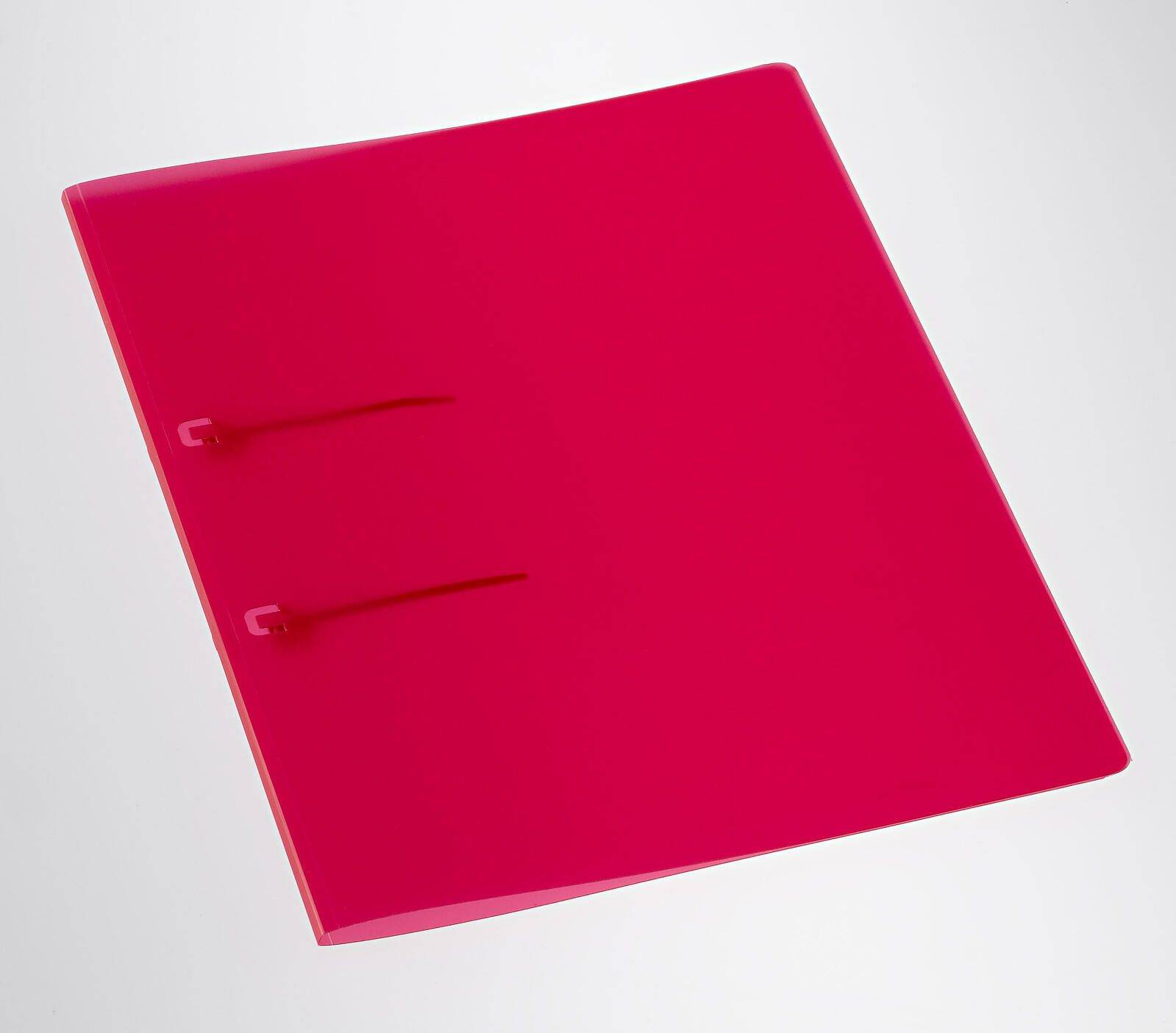 Roter Kunststoffordner mit zwei Metallklammern auf weißem Hintergrund.