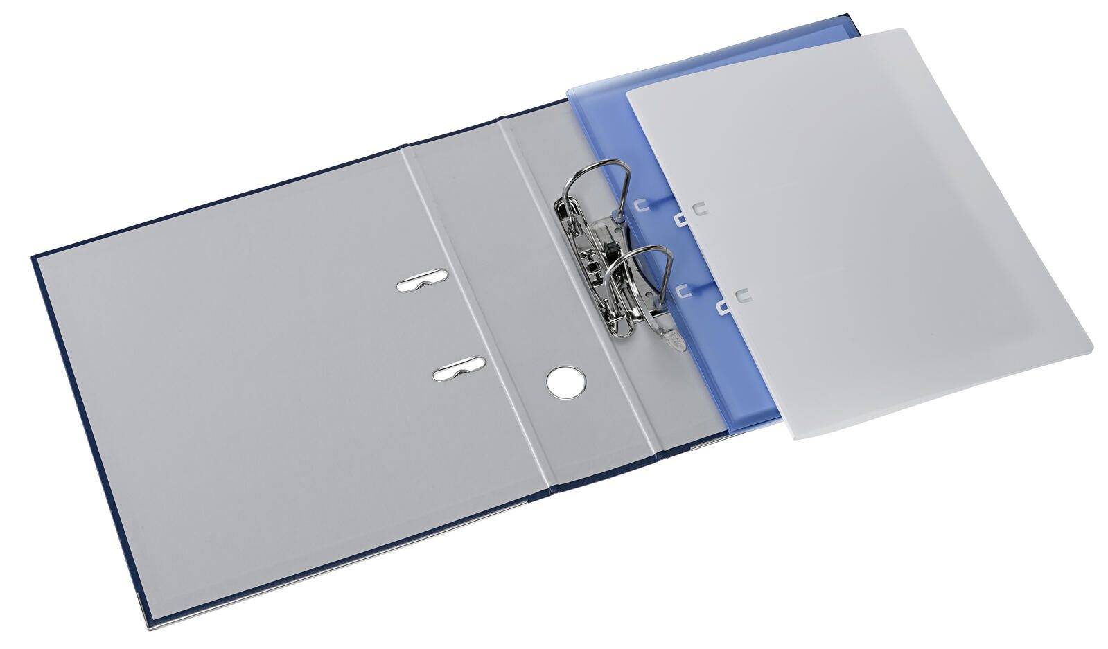 Ein offener blauer Ringordner, der zwei Metallringe mit einem blauen Trennblatt zeigt. Der Ordner liegt teilweise auf der Seite.