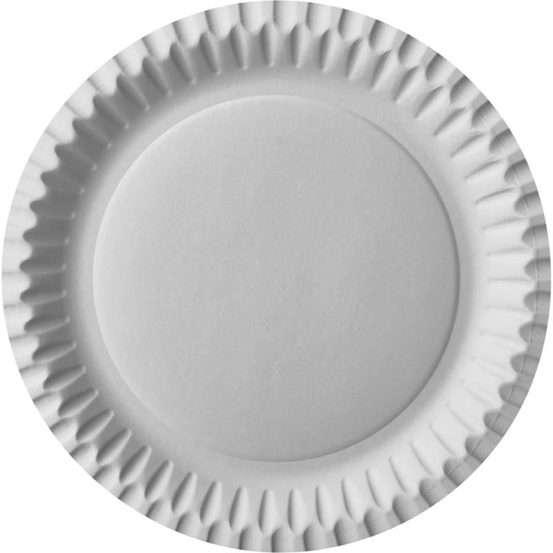 Nahaufnahme eines schlichten weißen Papiertellers mit gerilltem, gewelltem Rand auf weißem Hintergrund.