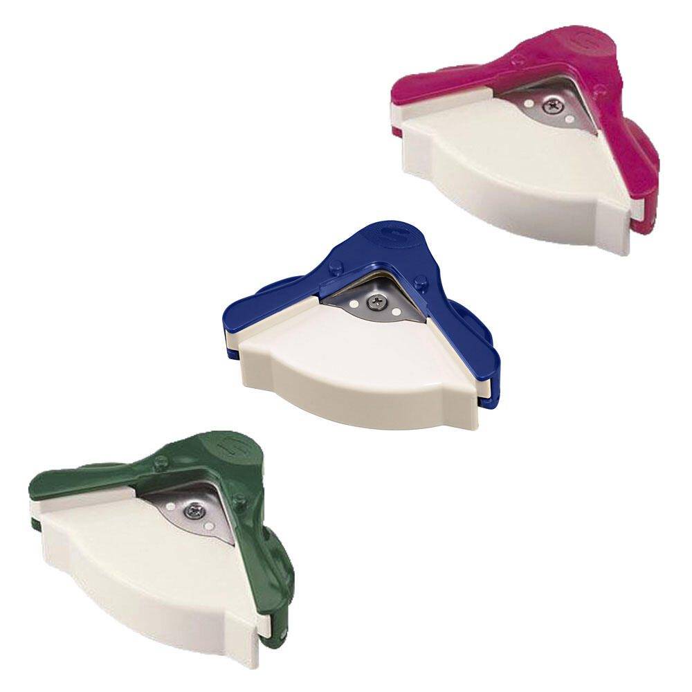 Drei Eckenlocher in Rosa, Blau und Grün, in aufsteigender Reihenfolge angeordnet. Jeder hat eine Edelstahlklinge und einen weißen Sockel.