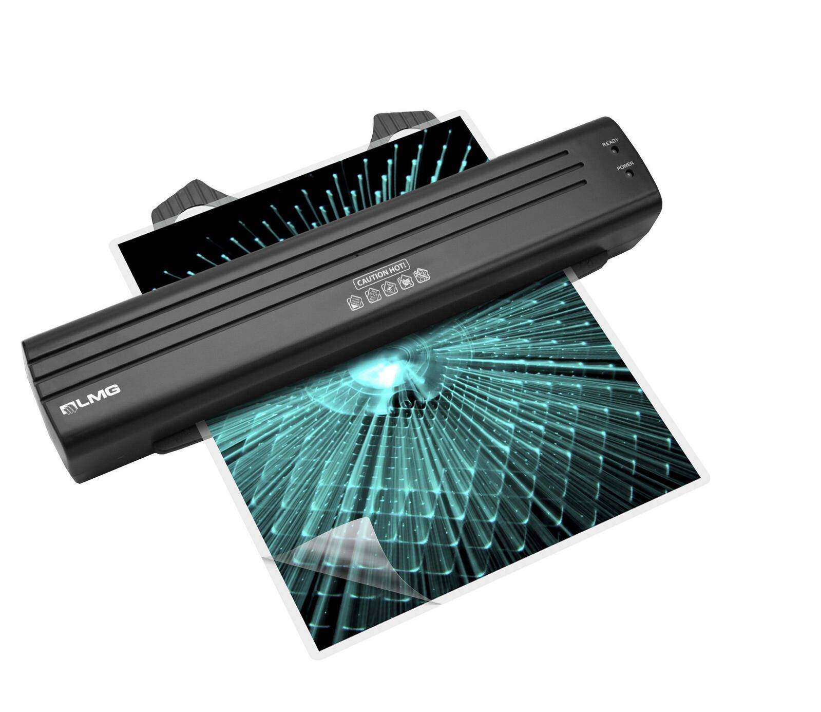 Eine Laminiermaschine verarbeitet ein Blatt mit einer digitalen Grafik eines technologischen Musters, das die Funktion und das Design der Maschine zeigt.