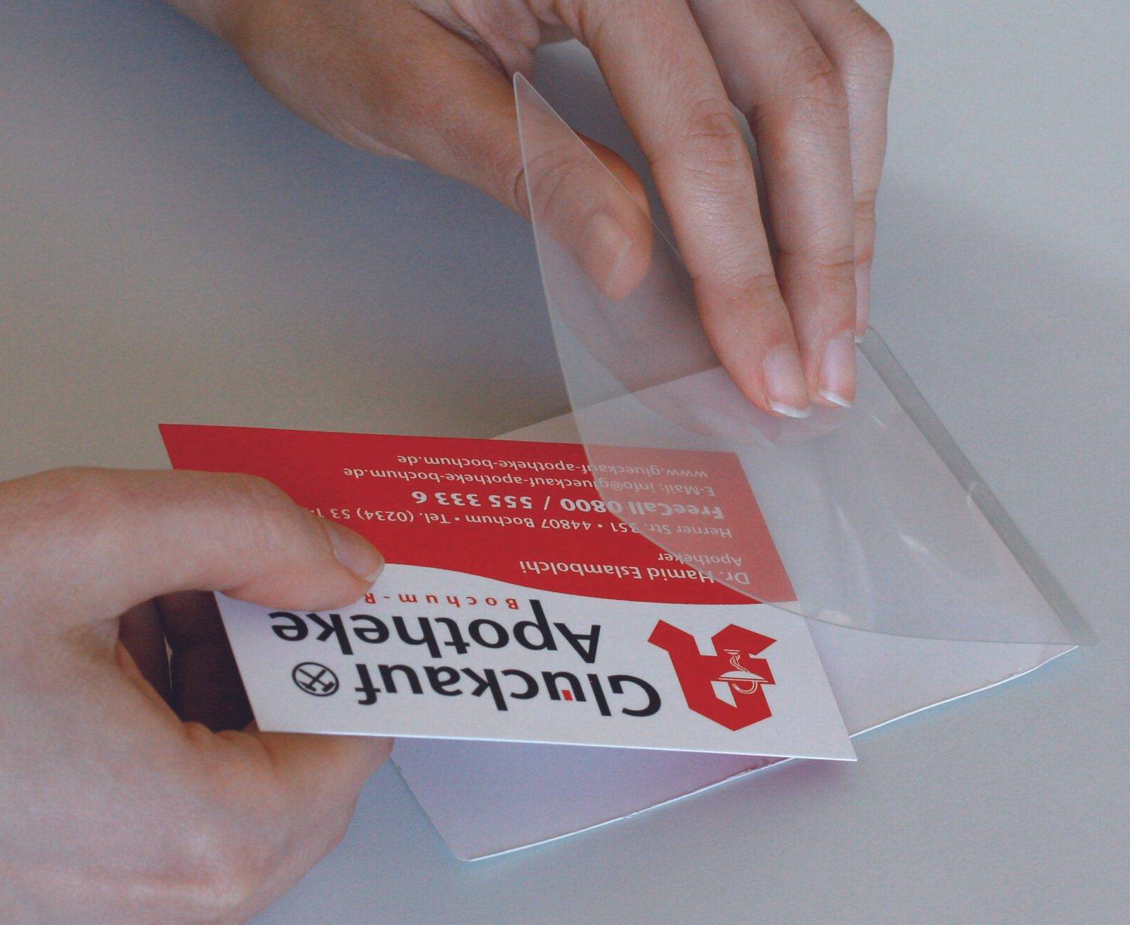 Eine Person legt sorgfältig eine rote und weiße 