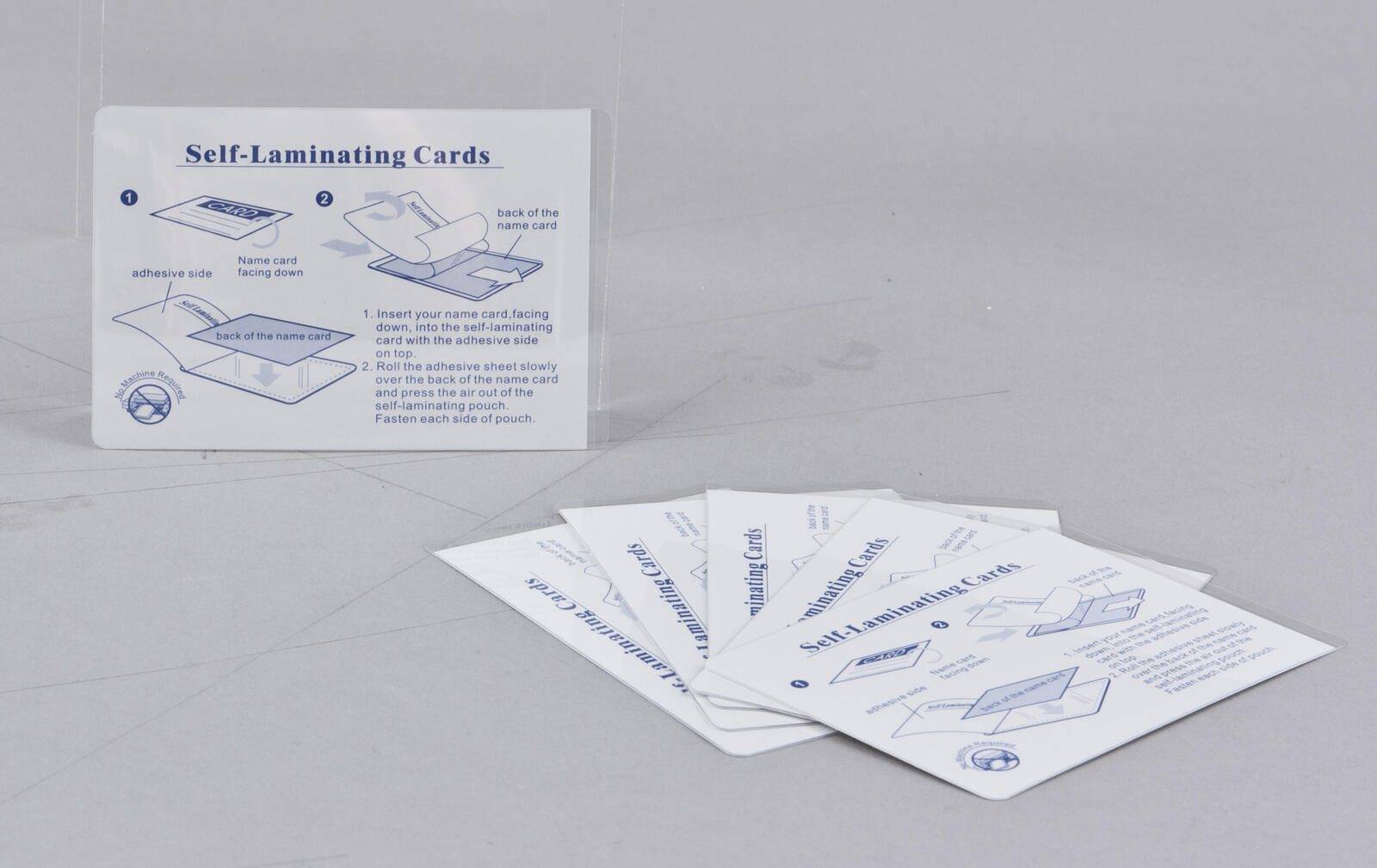 Anleitung mit Schritten zum Laminieren von Karten: Karte einführen, Folie über die Karte falten, mit Klebeband oder Beutel glätten. Karten siehe unten.