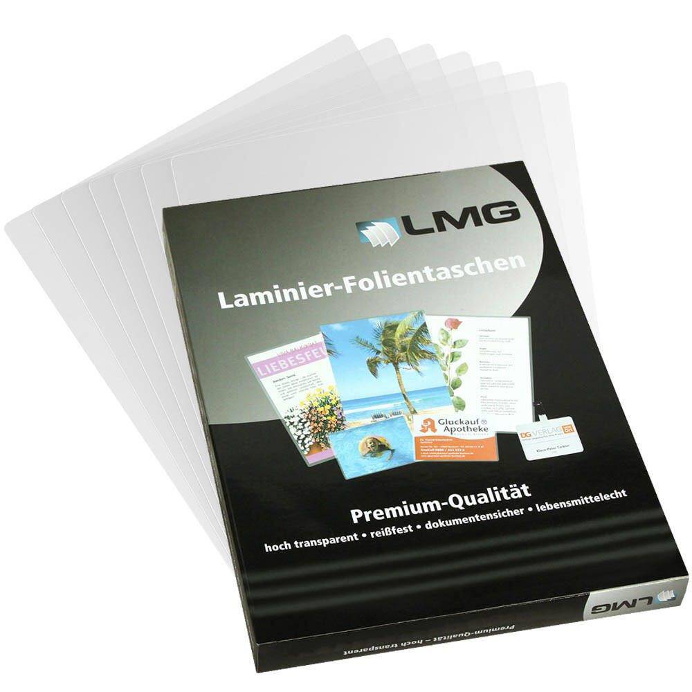 Stapel von transparenten Laminierfolientaschen hinter einer LMG-Produktbroschüre mit den Aufschriften „Laminier-Folientaschen