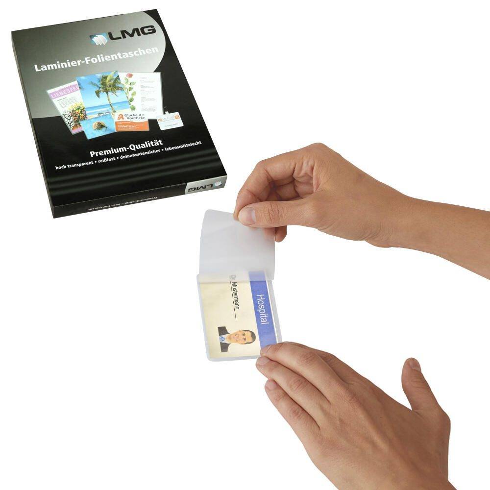 Eine Person hält ein laminiertes Abzeichen mit der Aufschrift „Hotel