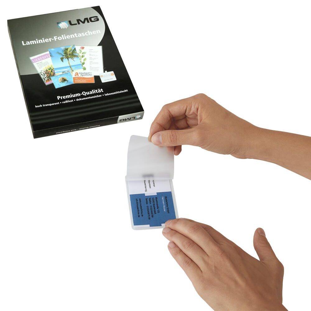 Eine Person, die kleine, blaue laminierte Karten in den Händen hält; eine Schachtel LMG-Laminierfolien liegt daneben als Kontextdarstellung der Produktverwendung.