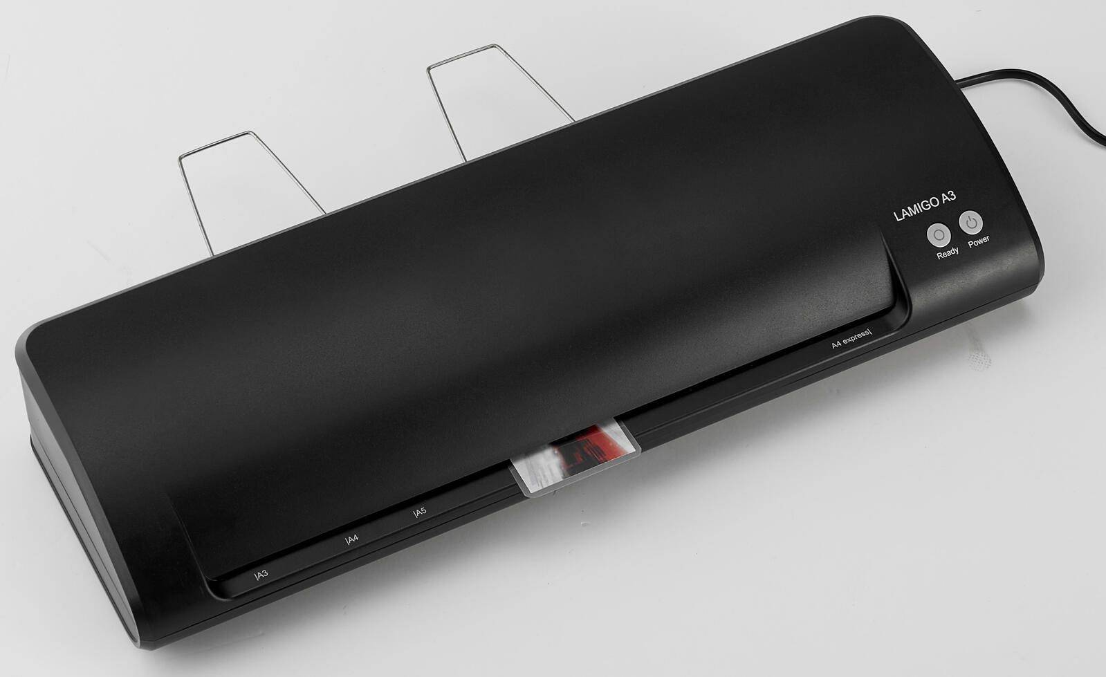 Ein moderner schwarzer WLAN-Router mit mehreren Antennen und Kontrollleuchten ist auf einer weißen Oberfläche platziert.