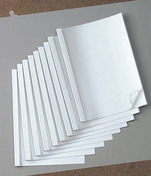 Stapel weißer gefalteter Papierbogen oder Umschläge, die fächerartig auf einer grauen Oberfläche angeordnet sind.