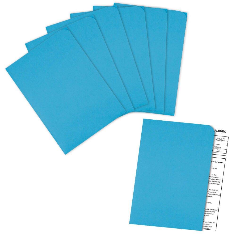 Stapel blauer Ordner oder Berichtsmappen, wobei ein Ordner offen ist und darunter ein teilweise sichtbares gedrucktes Dokument zeigt.