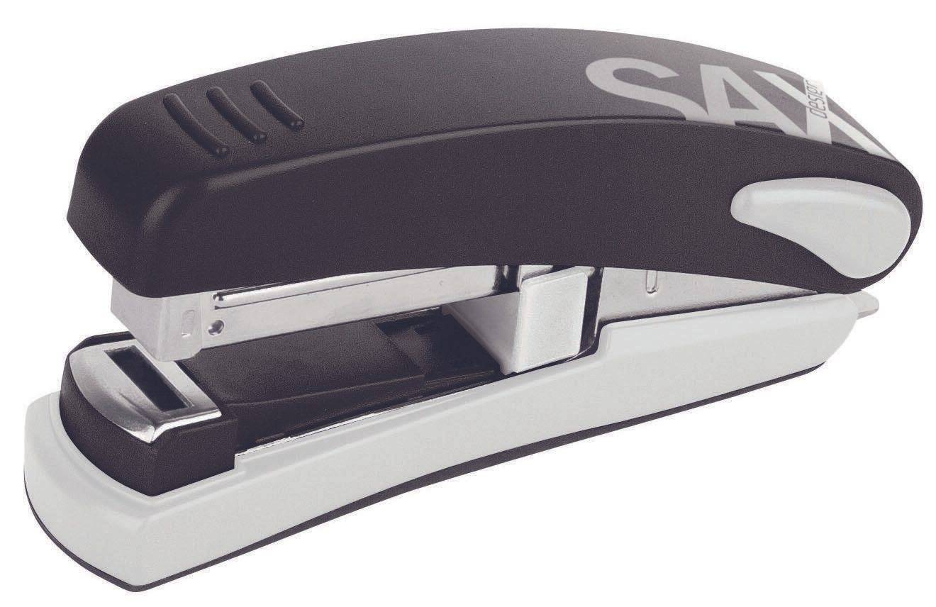 Ein schwarzer und silberner Hefter mit Heftklammen im Inneren, von der Seite betrachtet.