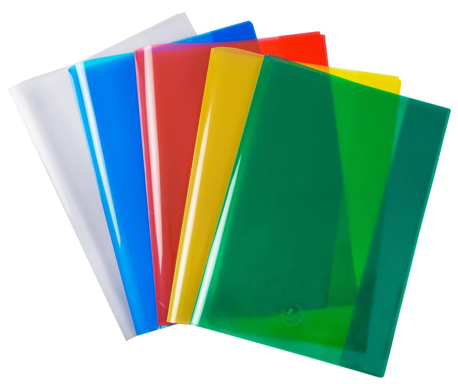 Stapel durchscheinender Kunststoff-Ordnermappen in Weiß, Blau, Rot, Gelb und Grün, fächerförmig auf weißem Hintergrund angeordnet.