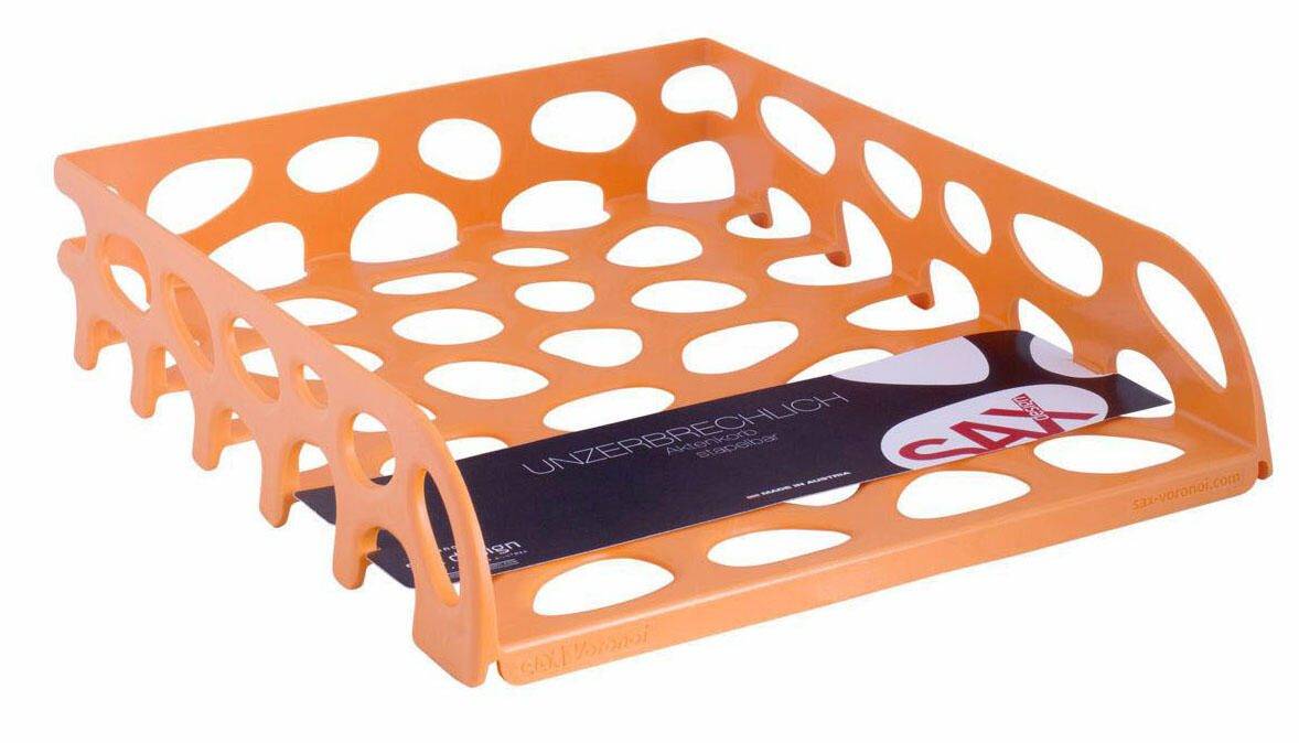 Orangenes durchlöchertes Kunststoffablage-Tablett mit einem dunklen Umschlag oder Ordner mit sichtbarem 