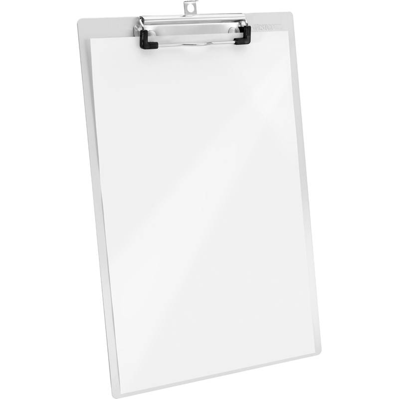 Leeres Klemmbrett mit einem weißen Blatt Papier auf transparentem Hintergrund, dargestellt vor weißem Hintergrund.
