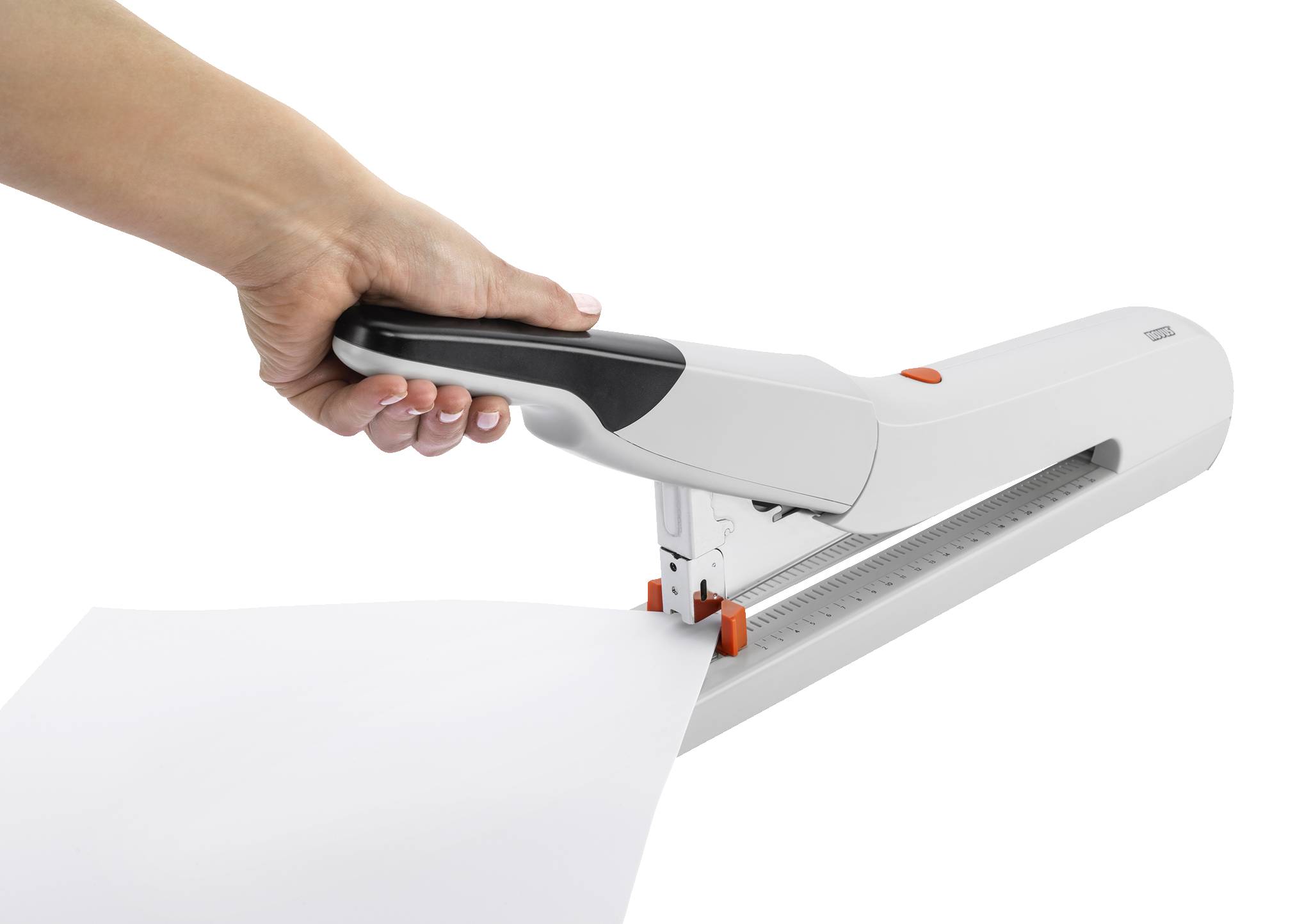 Hand hält eine weiße Tacker-ähnliche Papierklemmmaschine, die ein Blatt Papier gegen einen schwarzen Hintergrund befestigt.