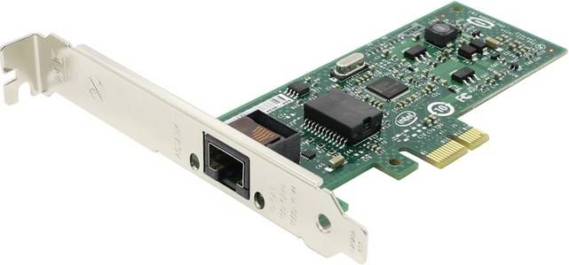 PCIe-Netzwerkadapterkarte mit Ethernet-Anschluss und Leiterplatte auf weißem Hintergrund.