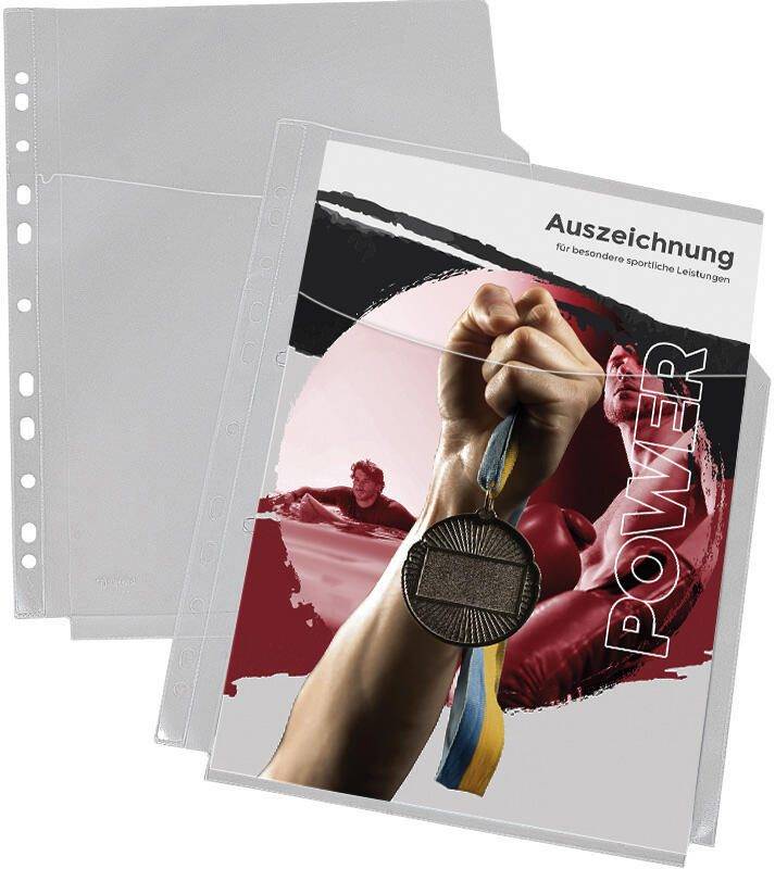 Gestapelte transparente Auszeichnungsordner, auf deren Vorderseite eine erhobene Hand zu sehen ist, die eine Medaille hält, sowie die Wörter 