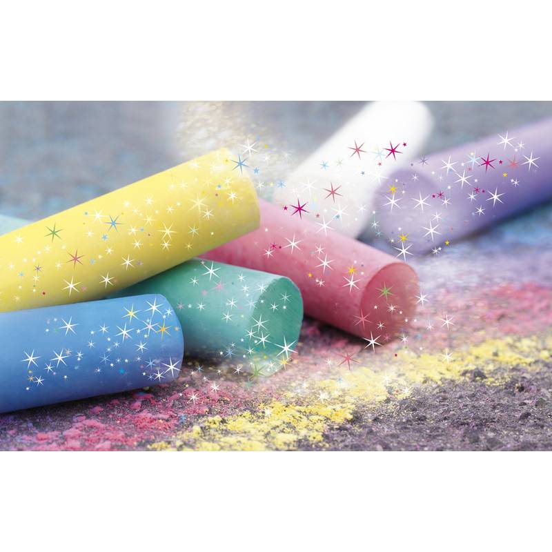 Farbige Kreidestücke auf einer staubigen Oberfläche, mit glitzernden Sterneneffekten über dem Bild.