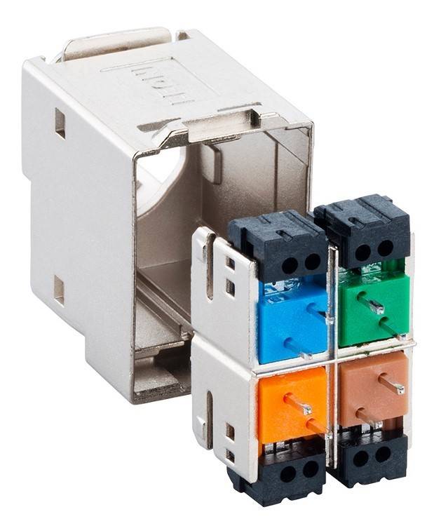 Eine Nahaufnahme einer modularen Netzwerkbuchse mit farbcodierten Drahtanschlüssen, bei der blaue, grüne, orange und braune Kabel in Paaren ausgerichtet sind.