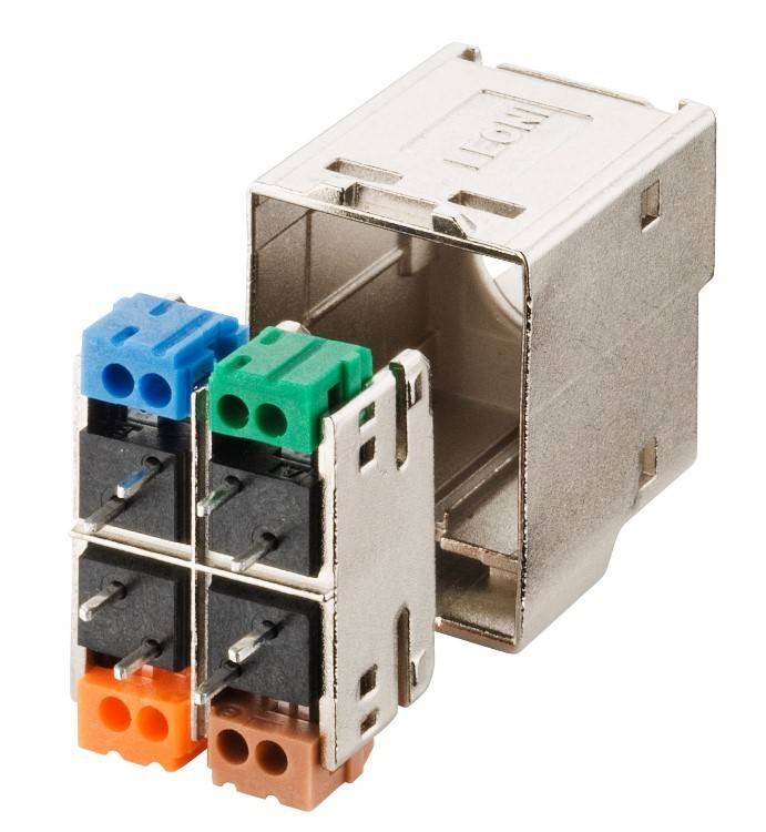Ein RJ45-Stecker mit silbernem Gehäuse ist abgebildet mit sechs farbcodierten Verdrahtungskomponenten, die jeweils verschiedene Funktionen oder Signalwege repräsentieren.