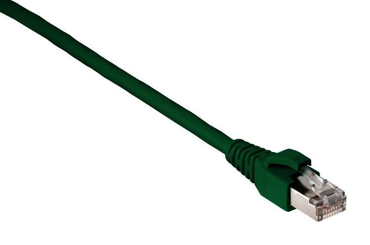 Ein grünes Ethernet-Kabel mit einem Anschluss an einem Ende, verwendet für Internet- oder Netzwerkverbindungen.
