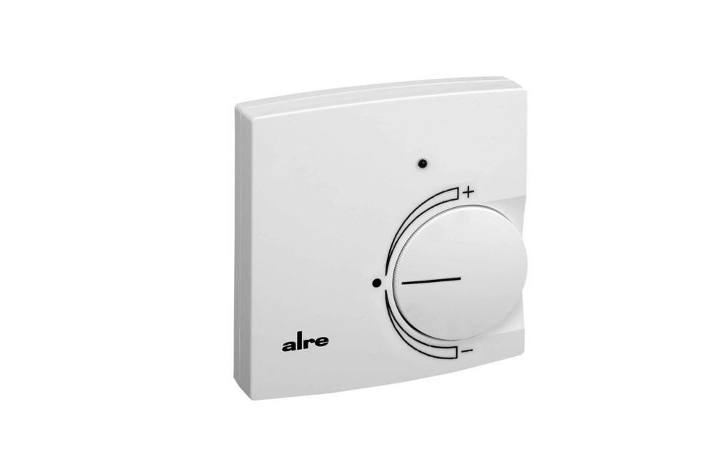 Weißes wandmontiertes Thermostatregler mit rundem Drehknopf und Plus-/Minusmarkierungen, mit der Bezeichnung „alre