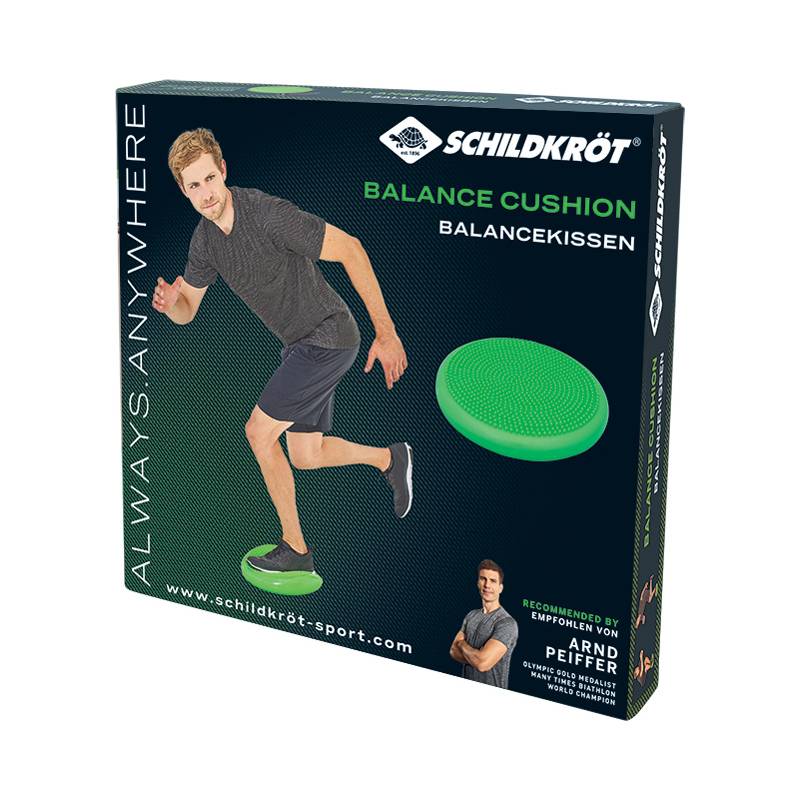 Ein Mann balanciert auf einem grünen Balancekissen und demonstriert dessen Anwendung. Die Box hebt die Portabilität des Produkts mit dem Slogan 