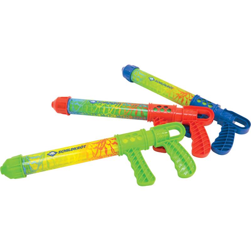 Drei farbenfrohe Wasserpistolen aus Plastik mit leuchtend grünen, roten und blauen Akzenten sind auf einem weißen Hintergrund angeordnet.