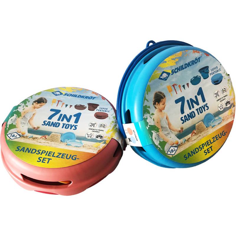 Zwei Sets von Schildkröt '7 in 1' Sandspielzeug, eines in rot und eines in blau, mit Bildern von spielenden Kindern. Geeignet für Kinder ab 18 Monaten.