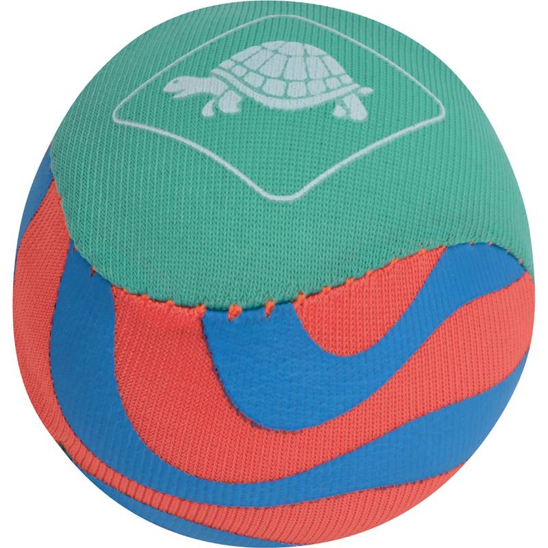 Ein farbenfroher weicher Ball mit einem Schildkröten-Emblem auf der Oberseite, der grüne, rote und blaue gewellte Muster aufweist.