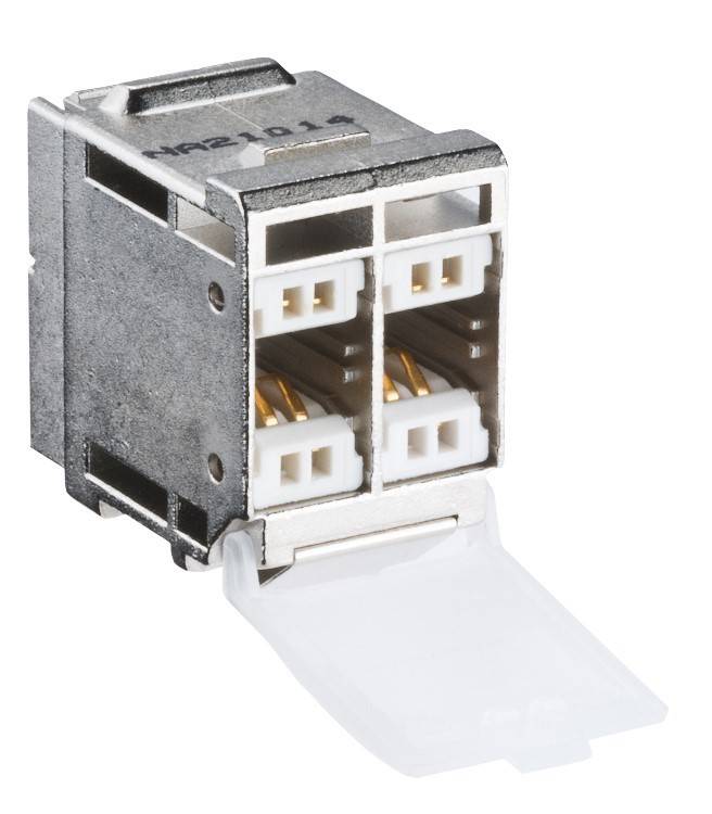 Eine Nahaufnahme eines Dual-Port-Glasfasernetzwerkadapter-Moduls mit weißen Anschlüssen und einem offenen, metallischen Gehäuse.