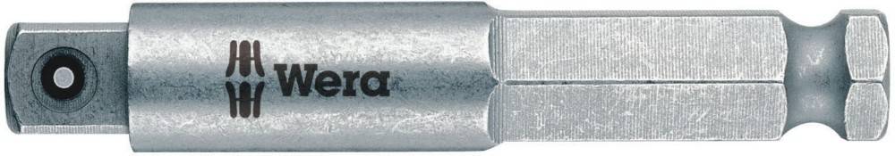 Ein Nahaufnahmefoto einer metallischen Rohrverschraubung mit Gewinde, auf dessen Oberfläche der Buchstabe 'a' gestempelt ist.