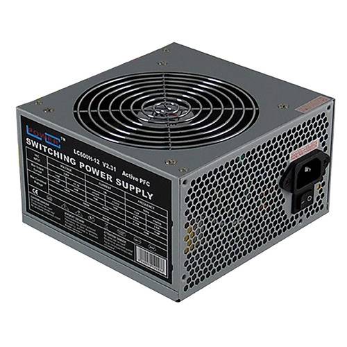 Eine rechteckige metallische Computernetzteileinheit mit einem Lüftergitter oben, einem Eingabeschalter an der Seite und einer sichtbaren Spezifikationsetikett.