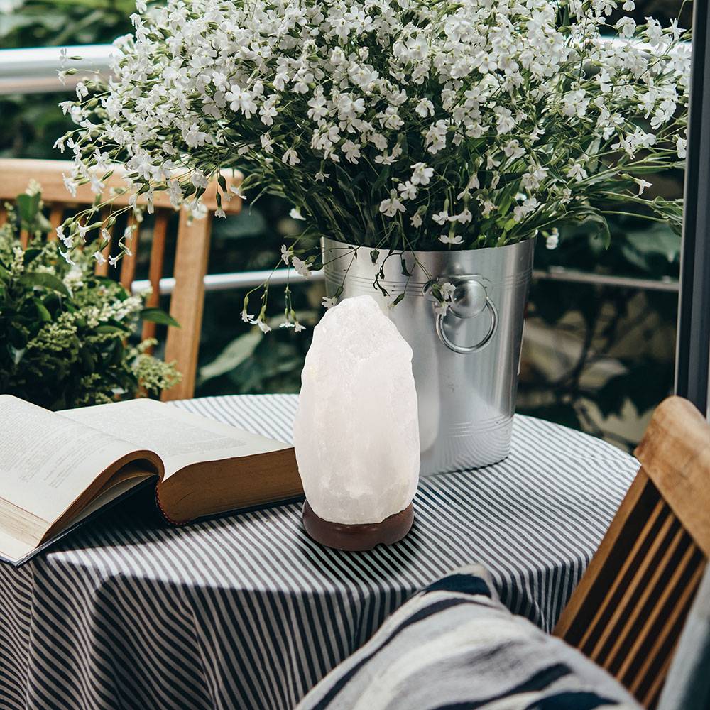 Salzlampe Steckdose Salzkristalllampe klein Tischleuchte, Holz dunkelbraun, weiß, 1x E14, DxH 12 x 19 cm