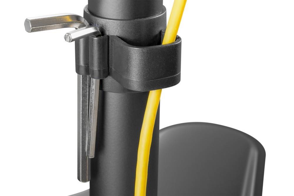 Ein Nahaufnahme einer schwarzen Schreibtischlampe mit gelbem Kabel und Metallarm, die ihr industrielles Design und ihre moderne Ästhetik hervorhebt.