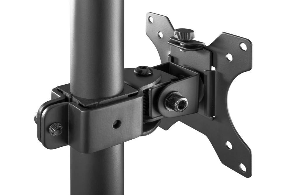 Eine Nahaufnahme eines schwarzen Metallbefestigungswinkels, der an einem Mast befestigt ist und Einstellknöpfe sowie Schraubenpunkte zur Befestigung von Ausrüstung aufweist.