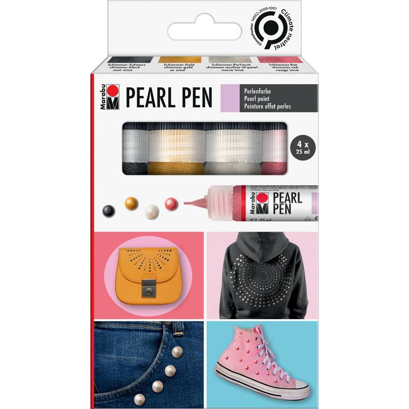 Packung von Marabu Pearl Pen mit vier Farben (gold, silber, weiß, rosa), präsentiert auf einer Box. Beispiele für dekorierte Gegenstände umfassen eine Handtasche, eine Jacke, Jeans und Turnschuhe.