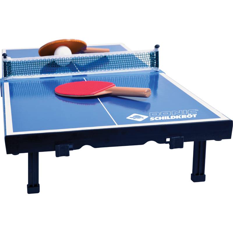 Ein Miniatur-Tischtennis-Aufbau mit einem blauen Tisch, einem kleinen Netz und zwei Schlägern – einer in Rot und einer in Orange – an beiden Seiten platziert.