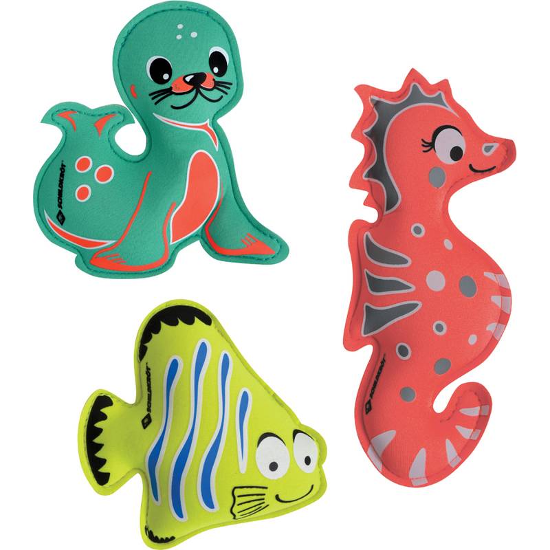 Eine grüne Robbe, ein roter Seepferdchen und ein gelbes Fisch-Spielzeug sind auf einem weißen Hintergrund angeordnet. Jedes Spielzeug ist farbenfroh und comicmäßig gestaltet.