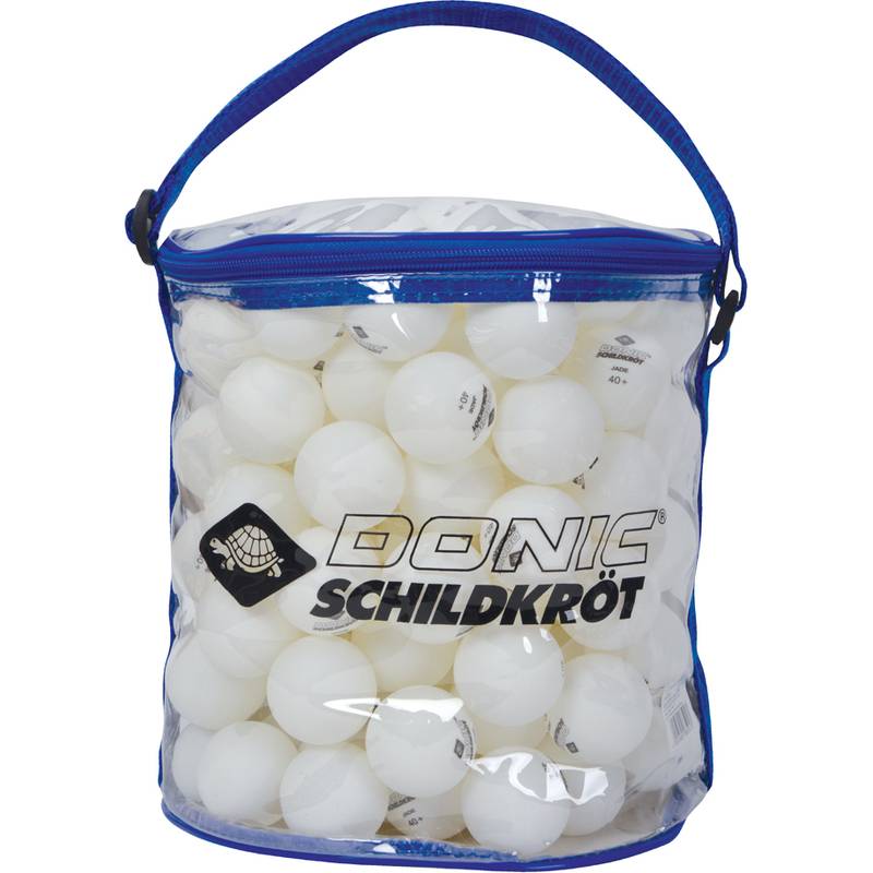 Ein durchsichtiger Plastikeimer mit einem blauen Griff, der zahlreiche weiße Tischtennisbälle mit der Aufschrift „DONIC SCHILDKRÖT